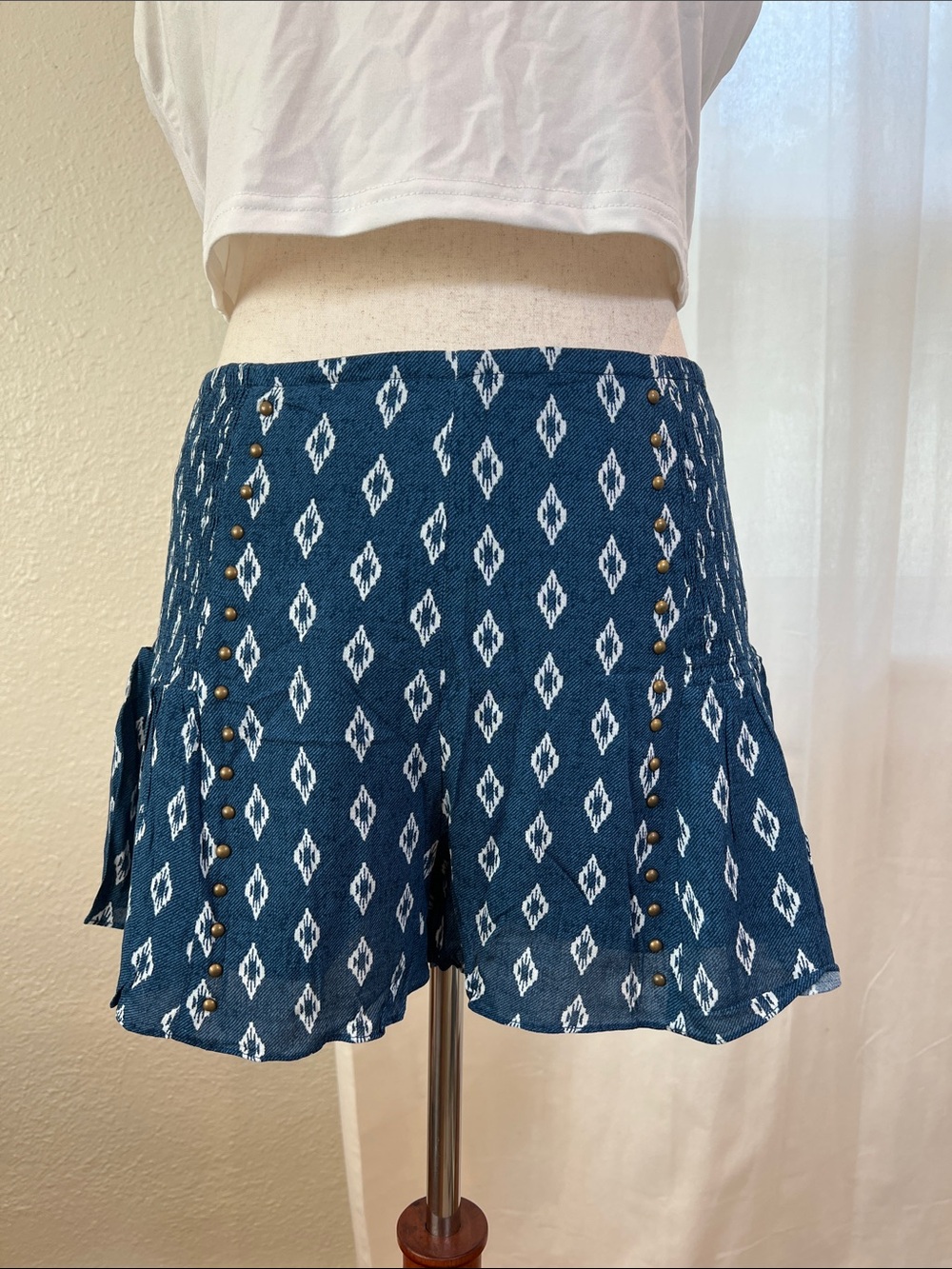 Moon River Blue Diamond Print Shorts with Stud Detail. Size L. NWT